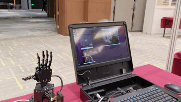 進(jìn)行手掌和關(guān)鍵點(diǎn)檢測(cè)：識(shí)別人的手勢(shì)，控制機(jī)械手運(yùn)動(dòng)做出相應(yīng)手勢(shì) ，并進(jìn)行“石頭-剪刀-布”手勢(shì)識(shí)別演示等。.gif